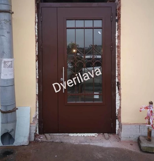 Входная двуполная дверь в парадную с остеклением и ковкой